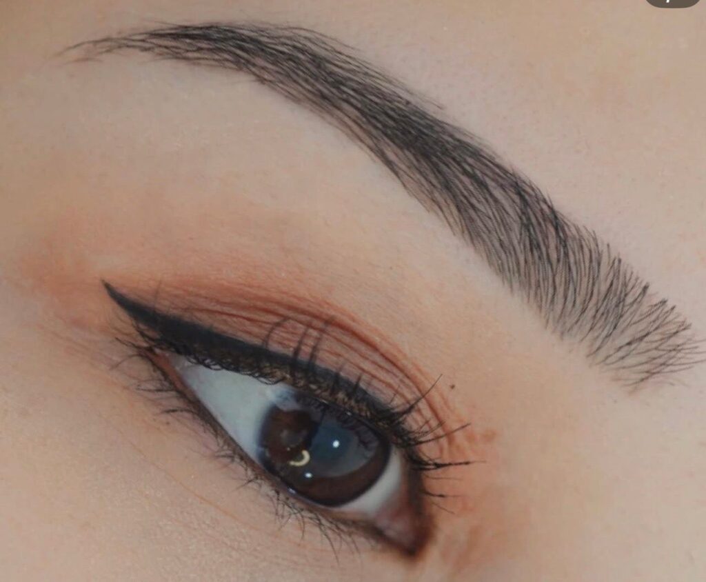 Babyliner behandeling – close-up van het oog voor een subtiele en natuurlijke eyeliner boven de wimperlijn.