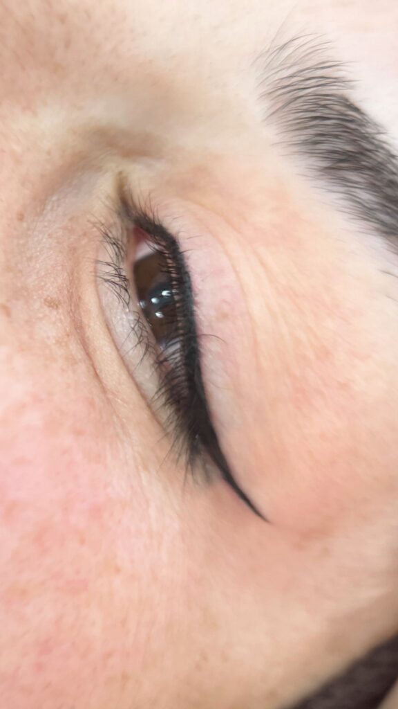 Close-up van een permanente eyeliner behandeling voor een strakke en gedefinieerde wimperlijn bij Ilknur Altintas.