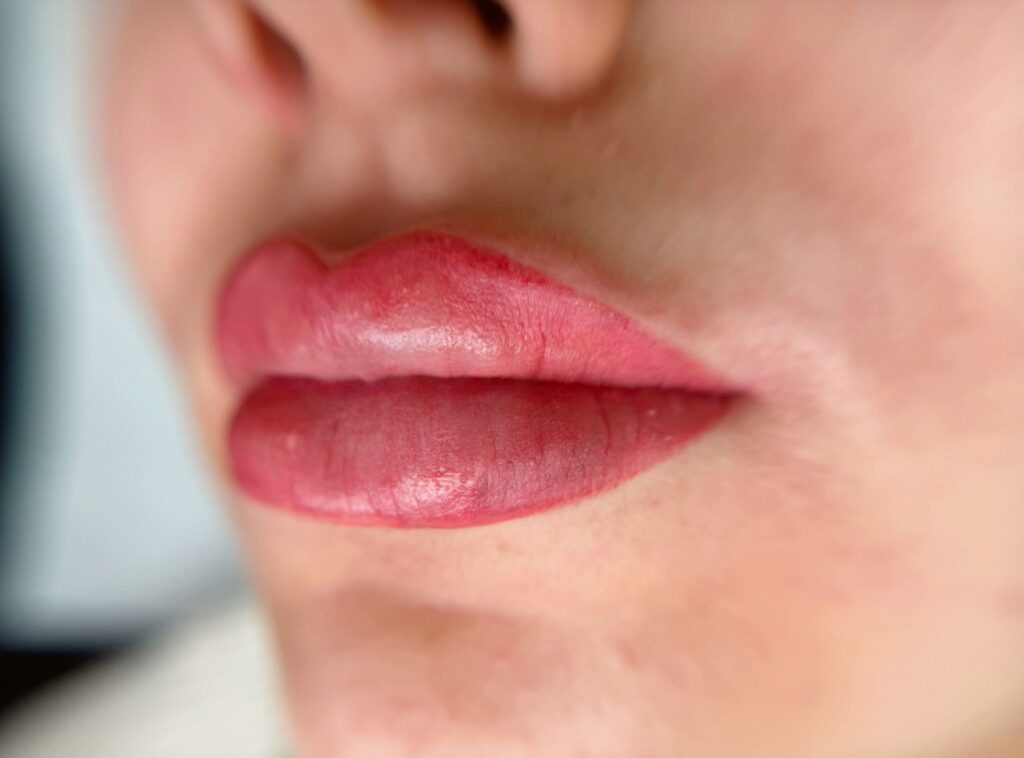 Lipblush behandeling in een rode kleur bij Ilknur Altintas in Antwerpen voor een frisse uitstraling.