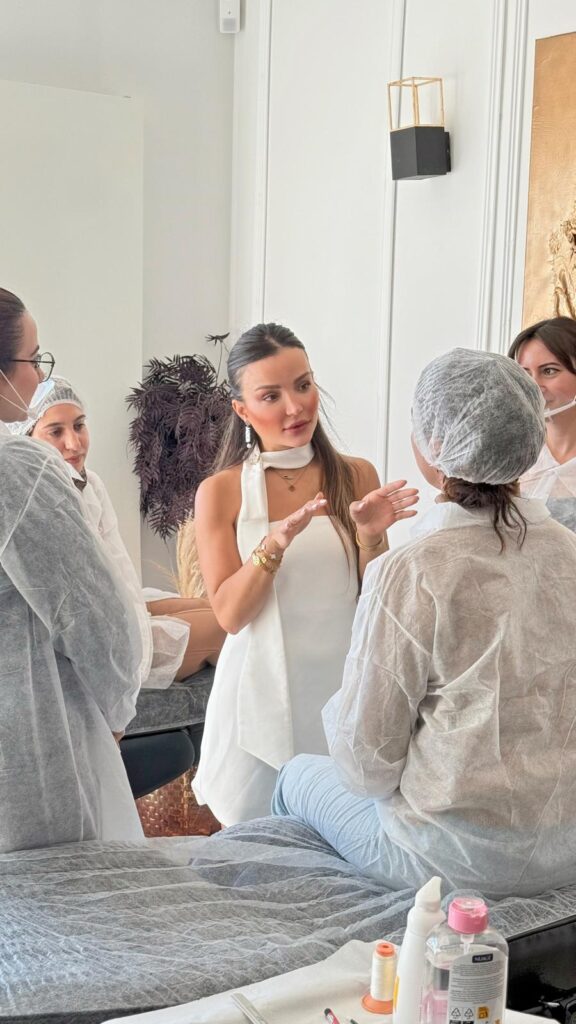 Ilknur geeft staand uitleg aan studenten tijdens Microblading & Combibrows opleiding in Antwerpen