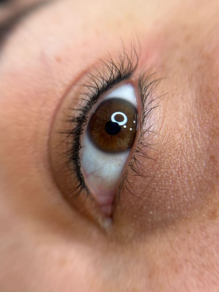 Subtiele deepliner behandeling waarbij de wimperlijn wordt geaccentueerd voor een vollere oogopslag, uitgevoerd door Ilknur Altintas in Aartselaar.