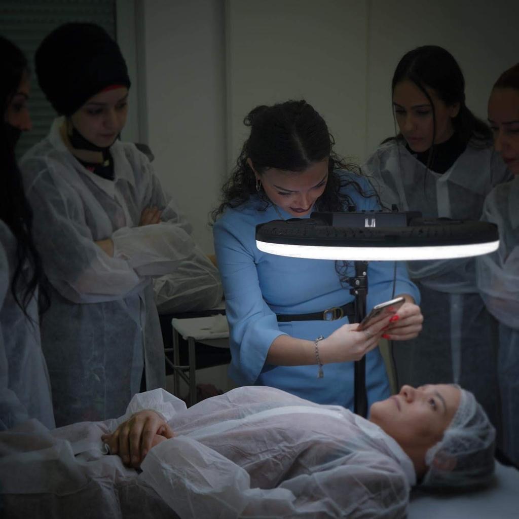 Ilknur Altintas geeft praktijkles aan leerlingen tijdens de opleiding Microblading en Shading (Combibrows)