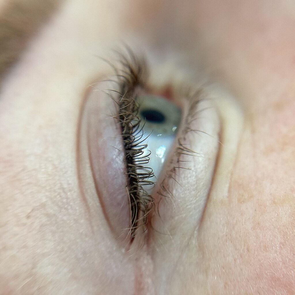 Genezen resultaat van permanente eyeliner bij blauwe ogen door Ilknur Altintas in Antwerpen.