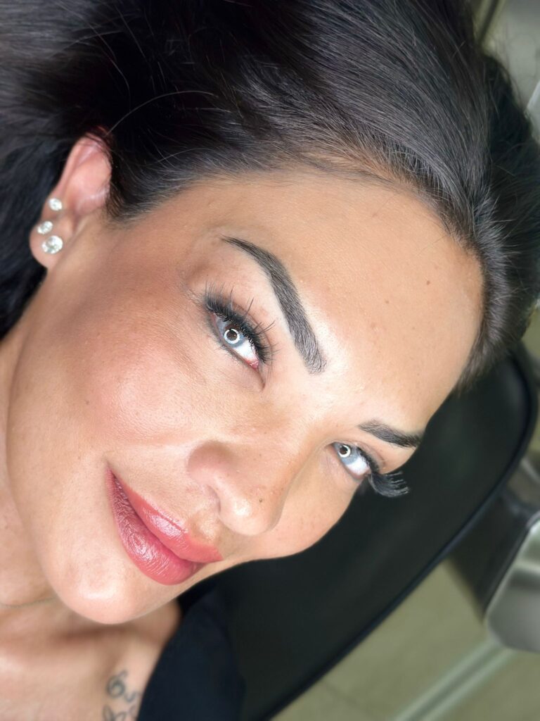 Powder Brows resultaat bij Ilknur Altintas – zachte schaduwtechniek voor natuurlijk volle wenkbrauwen met een poedereffect.