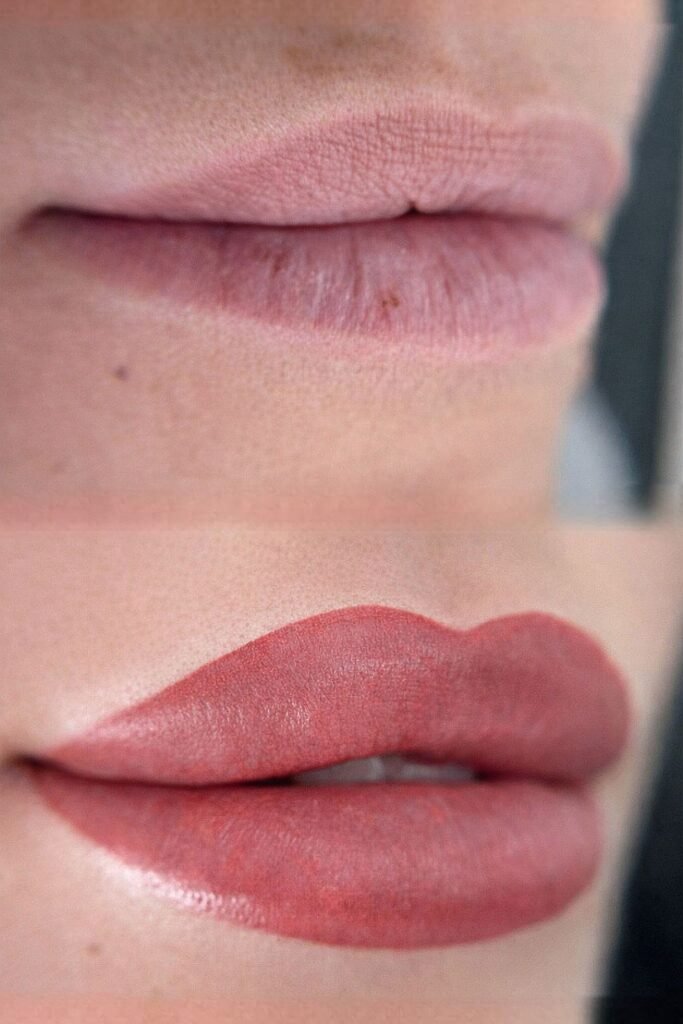 Close-up voor en na van lipblush pigmentatie in een zachte terra-cotta tint. De onderste foto toont strakke contouren en een egale kleurvulling vergeleken met de blekere lippen erboven.