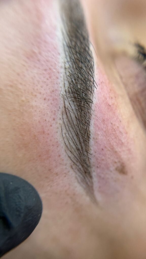 Microblading Antwerpen behandeling hairstrokes close-up wenkbrauw